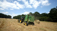 Tracteur dans les champs